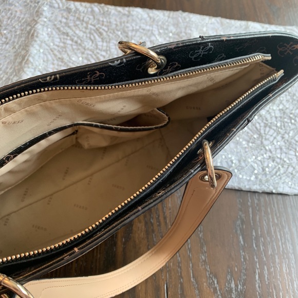 Guess purse - Picture 3 of 4